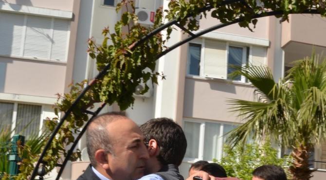 Bakan Çavuşoğlu&#39;dan Antalya&#39;da taziye ziyaretleri