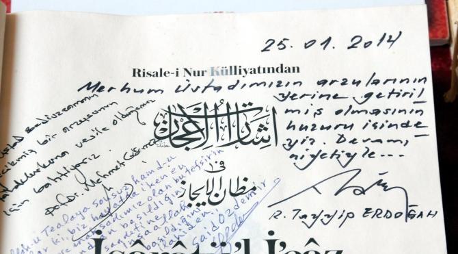Bediüzzaman sergisinde  Recep Tayyip Erdoğan&#39;ın imzasını da taşıyan kitap