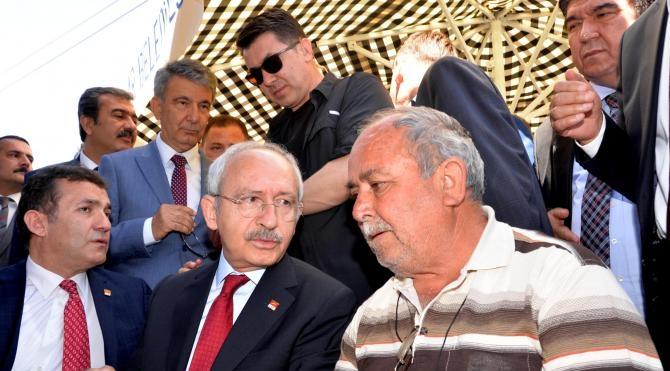 Kılıçdaroğlu, Mersin&#39;de şehit evini ziyaret etti
