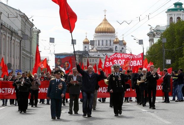 Supporters of the Communist party take part in a May Day rally, with the Christ the Saviour Cathedral seen in the background, in Moscow, Russia, May 1, 2016.  REUTERS/Sergei Karpukhin