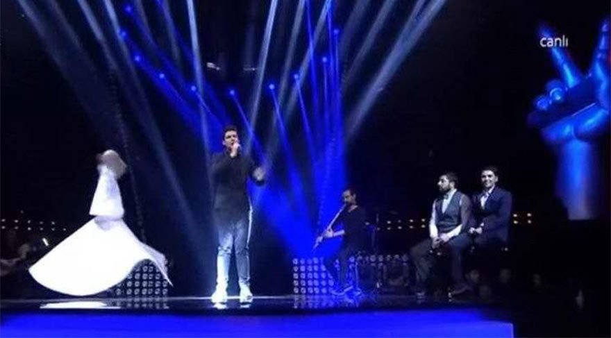 Yarışmacı Onur, semazenle şarkı söylemişti.