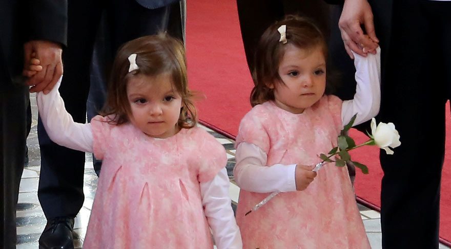 Mehmet Şimşek’i tanıyanlar bir yana, tanımayanlar da, sevimli ikizleri Azra Esma ve Sare Nur’a yoğun ilgi gösteriyorlar. 