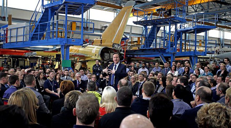 BAŞBAKAN CAMERON ‘EVET’ KAMPANYASI SÜRDÜRÜYOR Muhafazakar Partili İngiltere Başbakanı David Cameron, göçmen karşıtı Birleşik Krallık Bağımsızlık Partisi’nin (UKIP) 2015 seçimleri öncesindeki kampanyasının güçlenmesi üzerine, iktidara gelmeleri halinde AB üyeliğini referanduma sunma sözü verdi. Muhafazakarlar tek başına iktidar olunca, Başbakan Cameron, sözünü tuttu ve 23 Haziran’da refaranduma gidilmesine onay verdi. Şimdi partisinin yarısı ayrılığı, yarısı AB üyeliğini savunuyor. 