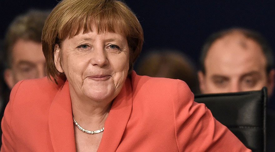 TÜRKİYE KOŞULLARI YERİNE GETİRMELİ Al­man­ya Baş­ba­ka­nı An­ge­la Mer­kel, vi­ze mu­afi­ye­ti için Tür­ki­ye­’nin tüm ko­şul­la­rı ­ye­ri­ne ge­tir­me­si­ni is­te­di. Dün­ya İn­sa­ni Zir­ve­si­’nin açı­lış otu­ru­mu­na ka­tıl­mak üze­re İs­tan­bu­l’­a ge­len Al­man li­der, Tür­ki­ye­’de güç­lü bir par­la­men­to­ya ih­ti­yaç duy­duk­la­rı­nı be­lir­tti. Mer­kel, “Ay­nı za­man­da ba­ğım­sız bir yar­gı sis­te­mi ve ba­ğım­sız bir med­ya­ya da ih­ti­ya­cı­mız ol­du­ğu­nu dü­şün­dü­ğü­mü de açık­ça di­le ge­tir­di­m” di­ye ek­le­di. 