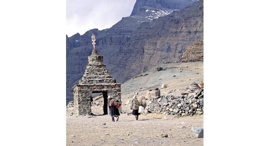 Kutsal bir kapıyı geçip Kailash’a yürüyen hacılar 