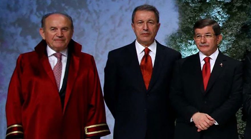 NİKAHA KOŞTU Genelkurmay Başkanı, Sümeyye-Selçuk Bayraktar’ın İstanbul’da Yahya Kemal Beyatlı Gösteri Merkezi’ndeki nikahında takım elbise giydi.