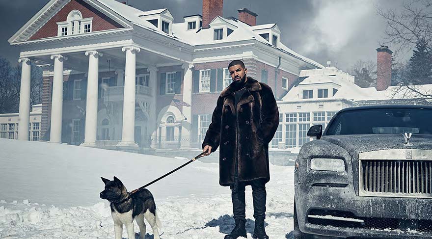 Drake dünyanın zirvesinden manzaraya bakıyor.