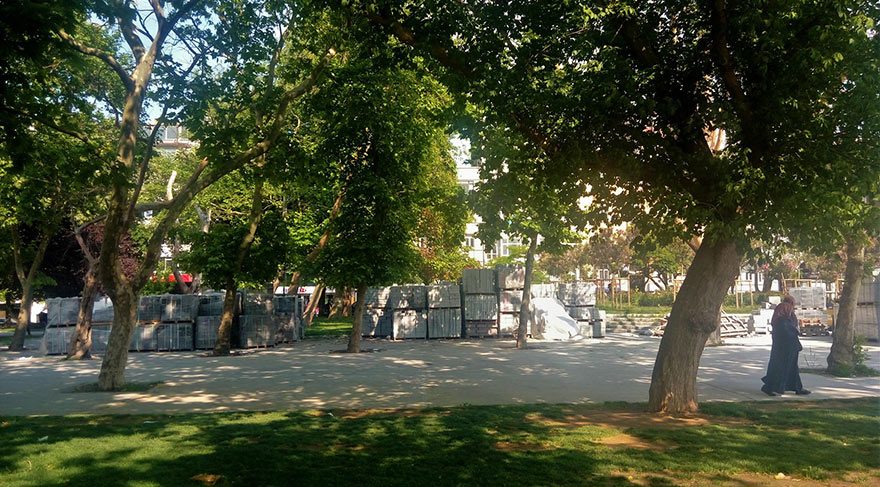 GEZİ PARKI DEPO OLDU Taksim Meydanı’na bakan ünlü Gezi Parkı’na da inşaat malzemeleri istiflendi.