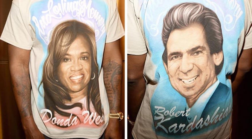 Kanye West ve baldızı Kylie Jenner aynı t-shirt’ü giyiyor; biri ölen annesinin, diğeri babasının anısına.