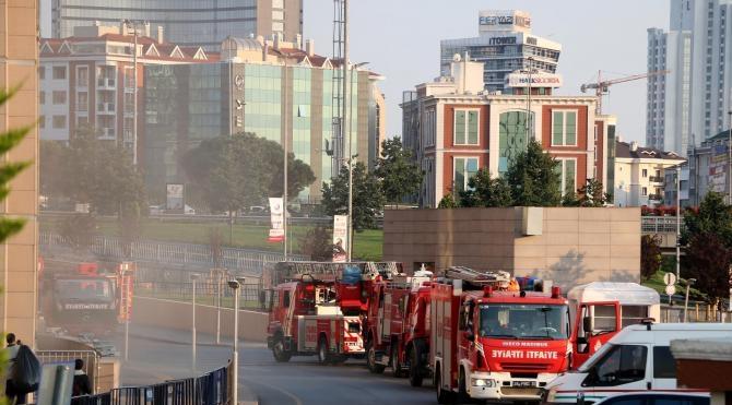 Çağlayan&#39;daki İstanbul Adalet Sarayı&#39;nın otoparkında araç yangını