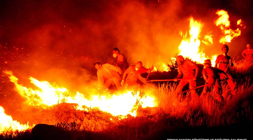 AKUT gönüllüleri Bodrum’daki orman yangınında canla başla çalışıyor.