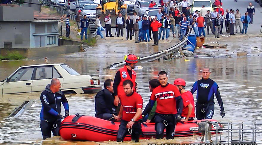 İstanbul İkitelli’deki sel felaketinde çalışan AKUT gönüllüleri.