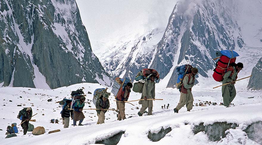 K2 Dağı’nın ana kampına malzemelerimizi 165 Baltistan’lı taşıyıcı taşıdı...
