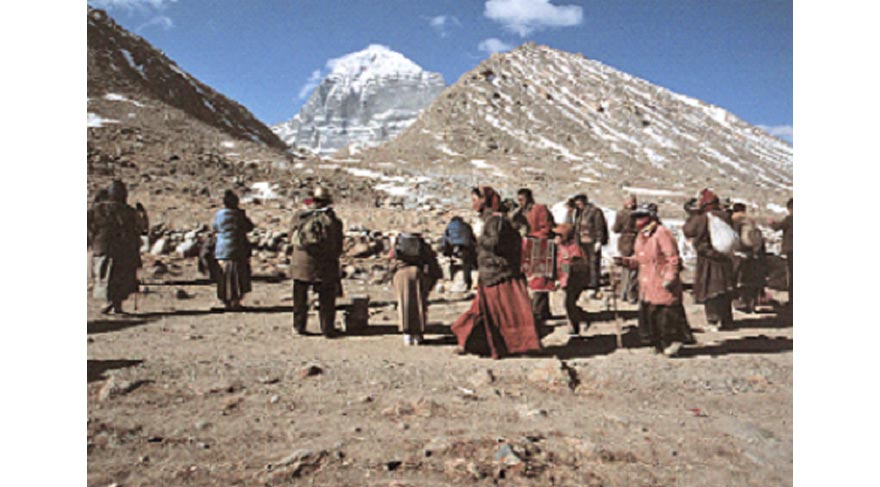 Tibet’li hacılar Kailash’ın etrafını yürüyor