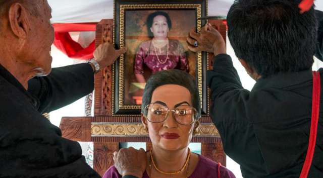 Endonezya'da ilginç gelenek: Ölülerini evde 'yaşatıyorlar'