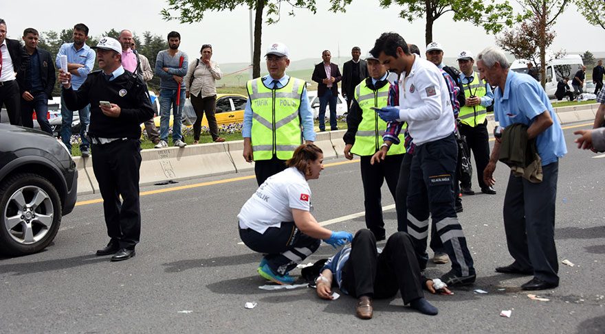 FOTO: SÖZCÜ/ Akşener'in konuşma yaptığı sırada, onu dinleyen bir partiliye araç çarptı. Alanda hazır bulunan sağlık ekipleri yaralıya ilk müdahaleyi yaptıktan sonra hastaneye kaldırdı.