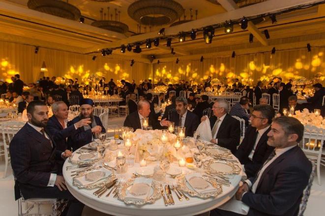 Düğüne Fenerbahçe Başkanı Aziz Yıldırım'ın yanı sıra iş ve siyaset dünyasından çok sayıda isim katıldı. Yaklaşık bin davetlinin katıldığı düğüne gelenleri, işadamı Muhittin Palazoğlu kapıda karşıladı. Haremlik selamlık olarak düzenlenen düğünde erkekler ve kadınlar ayrı ayrı oturdu. (FOTO: DHA)