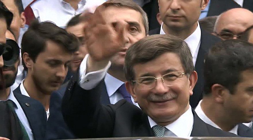 Davutoğlu megafonla helallik istedi