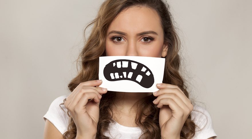 Köpek dişlerinin belirgin oluşu, sert bir mizaç göstergesi 