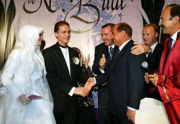 Dönemin başbakanı Erdoğan'ın oğlu Bilal'in 2003 yılındaki nikah törenine, dönemin İtalya Başbakanı Silvio Berlusconi katılmıştı.
