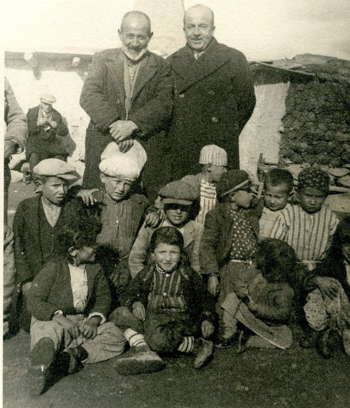 Ali Numan Kıraç, köy çocuklarıyla...