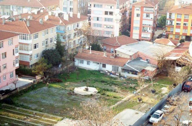 AĞAÇLAR SÖKÜLDÜ, PARAVAN ÇEKİLDİ  Kuyubaşı Fidanlığı’nda bulunan ağaçlar yerlerinden söküldü, arazinin etrafı da yüksek paravanlarla çevrildi.