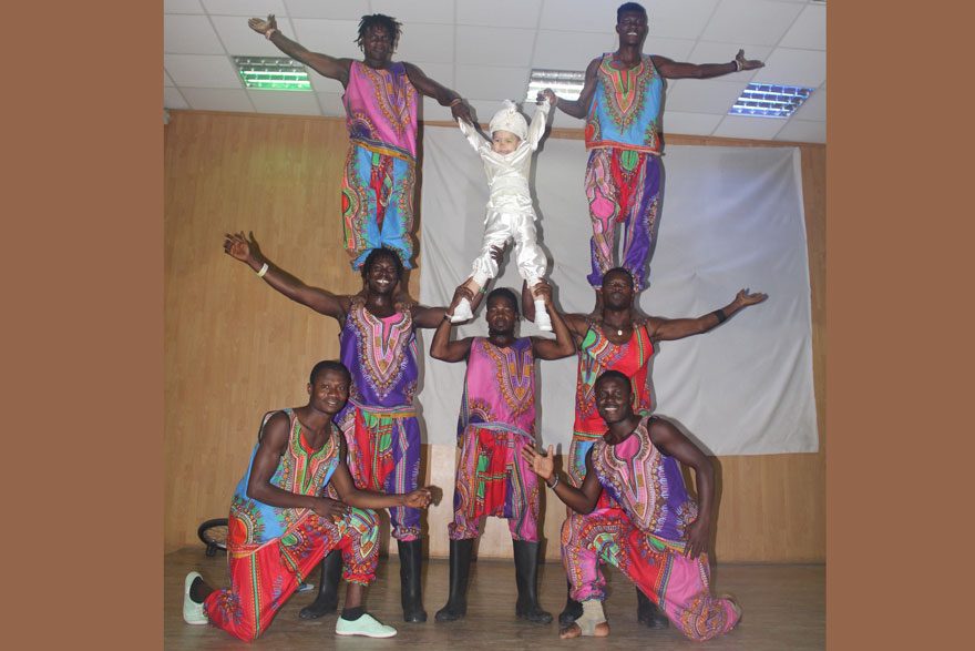Küba ve Gana sirk grupları da sünnet düğünü için Bodrum'dan çocukları eğlendirmeye gelenler arasındaydı...