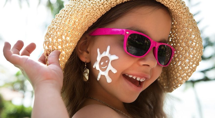 Şapka, gözlük, krem üçlüsü şart