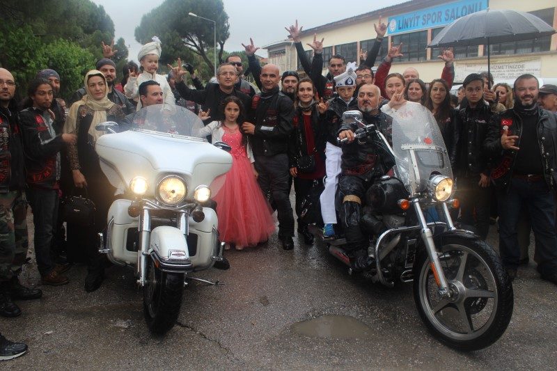 Günün en sıra dışı anlarına ise Türk Chopper Motosiklet Kulübü imza attı. Yağışlı havaya karşın yola çıkan Türk Chopper'ın ilk durağı Furkan'ın sünneti oldu. Selim'in düğününde de benzer manzaralar vardı.