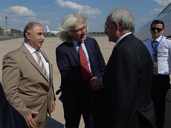 FOTO: SOZCU - Askeri havaalanına inen Kılıçdaroğlu'nu burada Büyükelçi Karslıoğlu ile döner imalatçısı Remzi Kaplan (solda) karşıladı. 