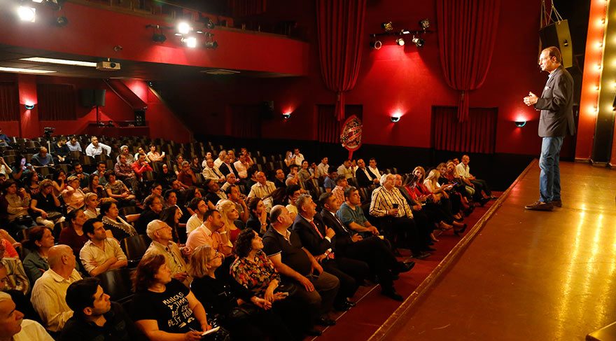 BÜYÜK BİR DİKKATLE DİNLEDİLER Partili, partisiz her kesim tarafından çok sevilen başarılı Belediye Başkanı Doç. Dr. Lütfü Savaş sunum bitişinde Akbay’ı kutladı. Kendisi ve Hataylılar adına bir çiçek verdi.