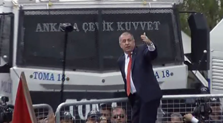 Genel Başkan adayı Ümit Özdağ polis bariyerlerine tırmanırken böyle görüntülendi.