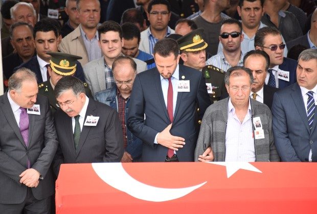 Cenaze törenine Genelkurmay Başkanı Hulusi Akar ile Milli Savunma Bakanı İsmet Yılmaz da katıldı. (Fotoğraflar: Sözcü)