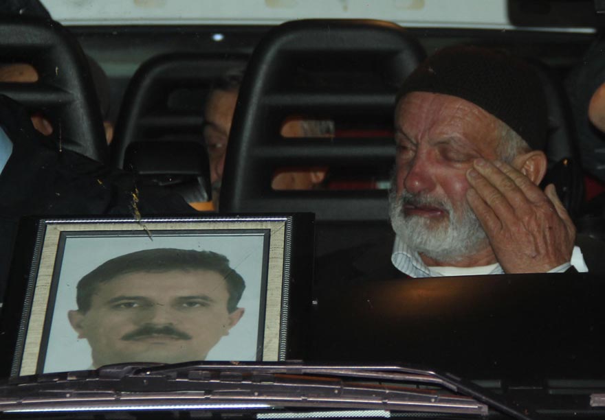 FOTO: DHA / Şehit babası Naci Kurt oğlunun cenazesini taşıyan cenaze aracına bindikten sonra böyle gözyaşı döktü.