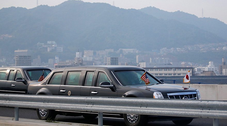 FOTO: REUTERS/ Başkan Obama, Hiroşima'da hayatını kaybedenler için yapılan anıt mezara giderken...