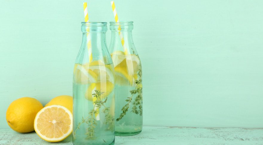Suyun tadını sevmiyorsanız içine taze nane, portakal dilimleri, salatalık dilimleri, limon suyu karıştırarak çeşnilendirip içebilirsiniz.