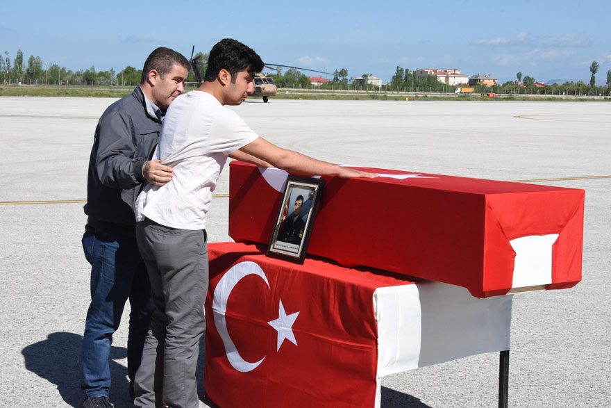 FOTO: DHA / Törende şehit Kademeli Uzman Çavuş Murat Sarıgül'ün oğlu Malik Atakan Sarıgül babasının tabutuna sarılarak ağladı.