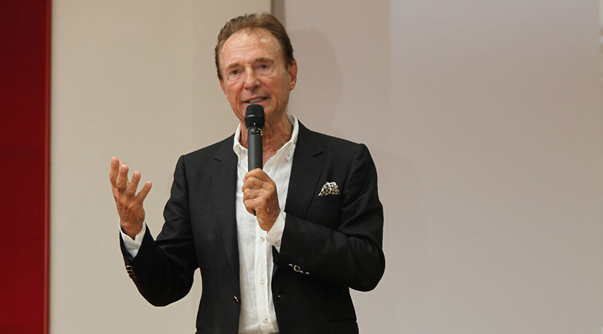 Ertuğrul Akbay’ın 77 yaşında olduğuna inanamayan bazı kişiler kendisinden hüviyetini göstermesini istedi.