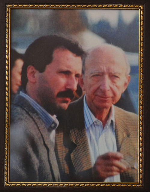 Mu­har­rem İn­ce­’nin Mec­li­s’­te­ki ma­kam oda­sın­da İnö­nü­’y­le 1999 Marmara Depremi sonrası çekilen fo­toğ­ra­fı var.
