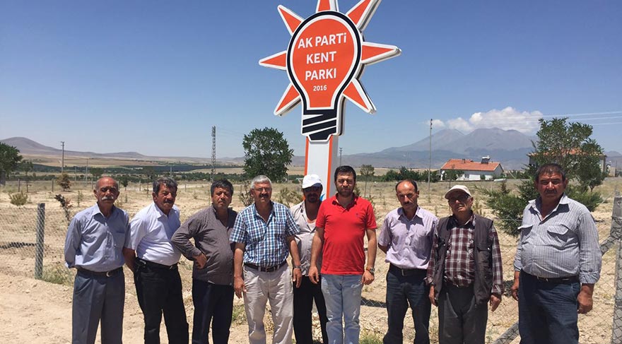 AKP’ye oy vermeyenler parka girebilecek mi? Altunhisar İlçesi’nde yaşayanlar, belediyenin ‘tabela ayıbı’na tepkili. Vatandaş, iktidar partisinin ‘sınır’ tanımadığını söylerken, ilçedeki muhalefet partileri de ayağa kalktı. AKP amblemli parkta açıklamada bulunan CHP Niğde İl Genel Meclis Üyesi Rasim Yılmaz, CHP Altunhisar İlçe Başkanı Mehmet Ünsal burada açıklama yaptı. Yılmaz, “AKP’ye oy vermemiş olan vatandaşlar parka girebilecek mi” dedi.