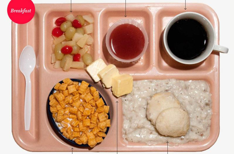 Kahvaltı: Yarım porsiyon meyve, yarım bardak meyve suyu, kahve, mısır gevreği ve süt, 3 parça tereyağı, süt ve unla yapılan lapa ve iki parça bisküvi