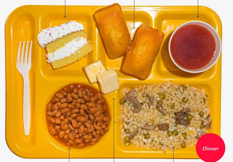 Akşam yemeği: Fasülye, etli pilav, 2 parça mısır ekmeği, tereyağı ve bir dilim pasta  