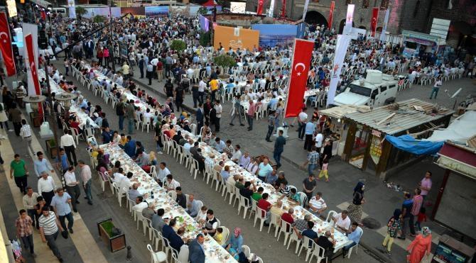 İstanbul&#39;dan gelen Ak Partililer, Diyarbakır Sur&#39;da vatandaşlarla iftar yaptı