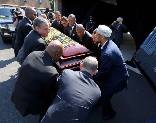 FOTO: REUTERS/ Muhammed Ali'nin naaşı cenaze arabasına konuyor.