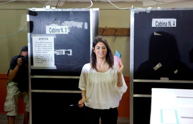 Roma'nın ilk kadın belediye başkanı Raggi kim? - Sözcü