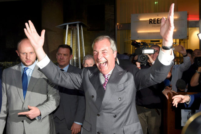 FOTO: REUTERS/ UKIP lideri Nigel Farage, önce referandumu kaybettiklerini kabul etti, birkaç saat sonra ise zafer konuşması yaptı.