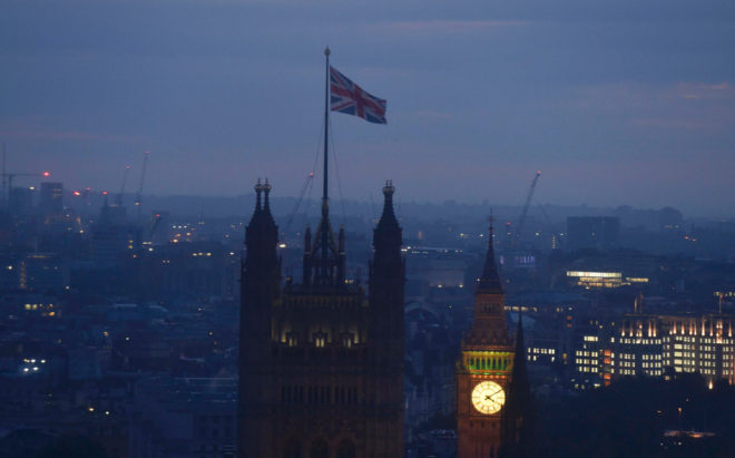 FOTO: REUTERS/ Tarihi referandumda oy sayma işlemi sürerken, Londra'da şafak söküyor... 