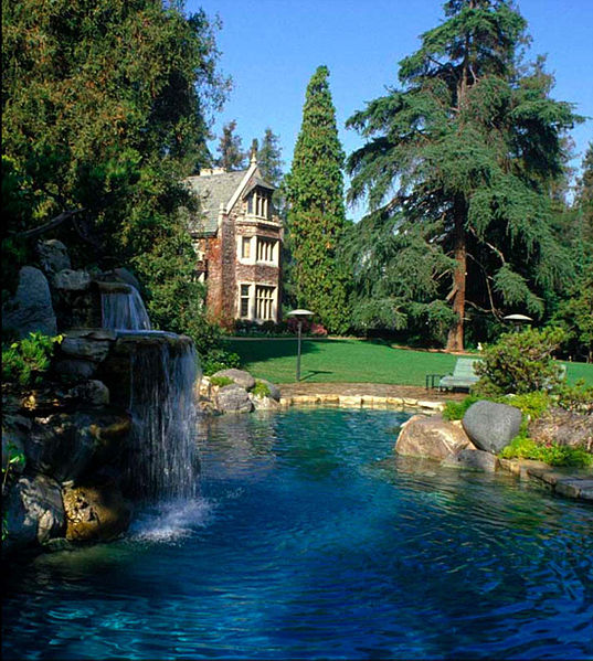 537px-10236_Pool_to_HMH_Wing_3NEW_72dpi_-_Playboy_Mansion_-_View_from_East_Waterfall_from_Grotto_to_Mansion_across_Garden