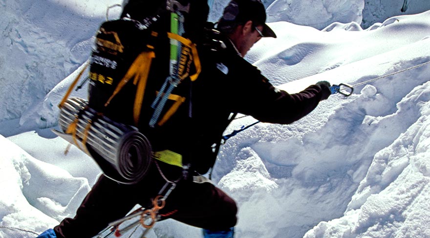 Buzul çatlağını atlayarak aşan Koreli dağcı