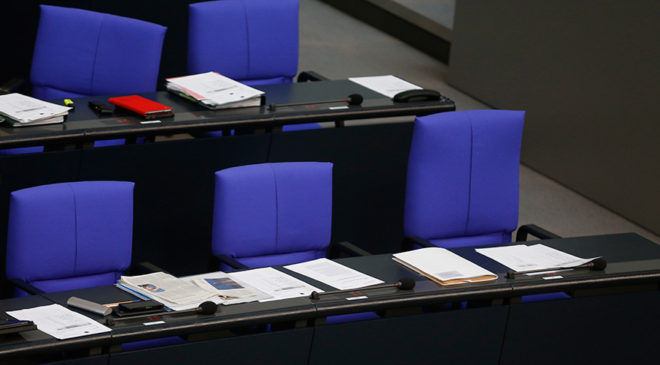FOTO: REUTERS/ Görüşmelere katılmayan Almanya Başbakanı Angela Merkel'in Parlamento'daki sandalyesi boş kaldı.